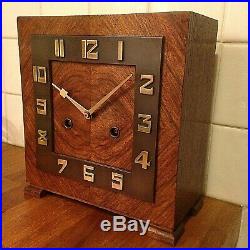 A STYLISH 1930's ART DECO CHIMING MANTLE CLOCK WITH BAKELITE DIAL MODERNIST