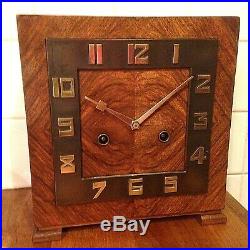 A STYLISH 1930's ART DECO CHIMING MANTLE CLOCK WITH BAKELITE DIAL MODERNIST