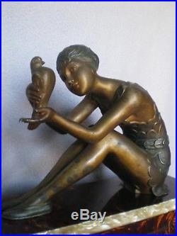 Ancien pendule en bakélite femme aux pigeon art deco antique clock woman statue