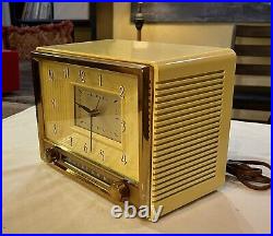 Vintage Mid Century Sylvania Art Deco Bakelite Tube Clock Radio Model 593H