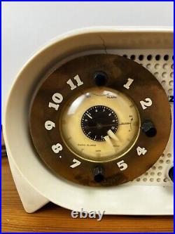 Zenith Vintage Owl Eye Tube Radio Clock Model 5G03 G-516 Art Deco White